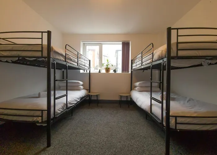 Mega Value Stay - 7 Beds, Keyless Entry, City 5 Min Walk By Property Promise