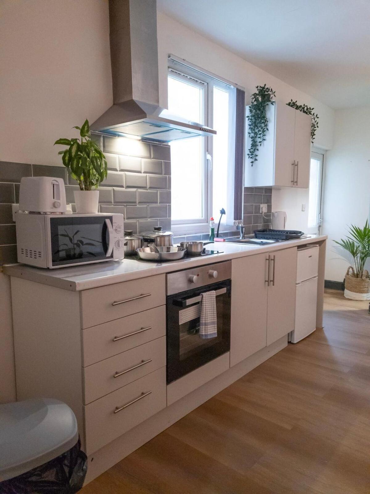 Mega Value - 7 Beds, Keyless Entry, 5 Min Walk By Promise Cardiff