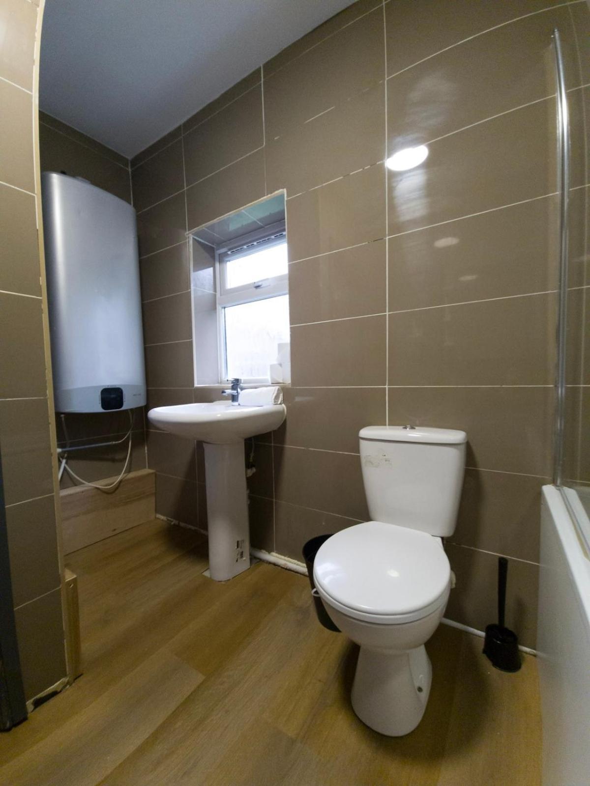 Mega Value - 7 Beds, Keyless Entry, 5 Min Walk By Promise